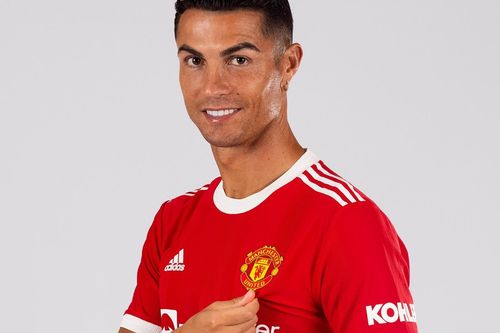Ronaldo tươi rói chụp ảnh cùng áo đấu M.U
