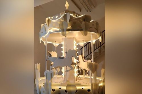Ông bố Trung Quốc làm đu quay cho con bằng 200 tấm bìa cứng