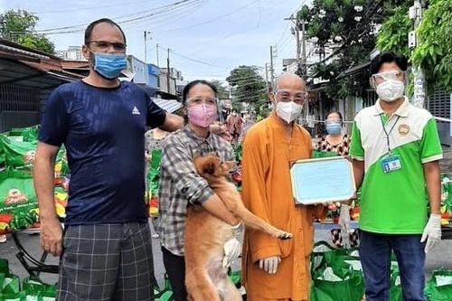Ông Tây ở TP.HCM mang nghìn túi thực phẩm giúp người nghèo