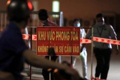 Ra khỏi nơi phong tỏa để mua tôm, người phụ nữ bị phạt 5 triệu