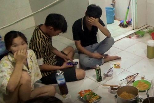 Lén nhậu trong phòng trọ, 7 thanh niên bị đề nghị phạt 105 triệu