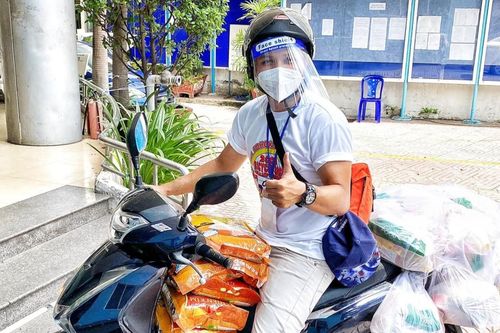 Nghệ sĩ Việt tiếp tế cho 133 sinh viên sân khấu