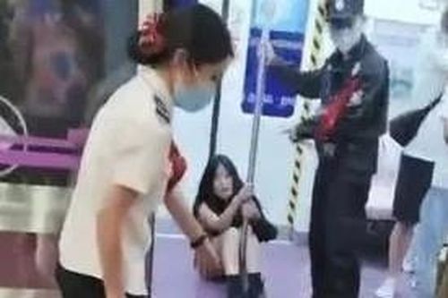 Cô gái Trung Quốc bị bảo vệ lôi rách váy áo khi tranh cãi