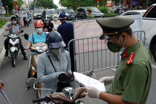 Đường phố Hà Nội vẫn đông đúc trước ngày nghỉ lễ 2/9
