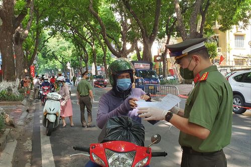 Hà Nội: Xử phạt hơn 1.000 trường hợp vi phạm phòng chống dịch, phát hiện 50.000 que tets Covid trôi nổi