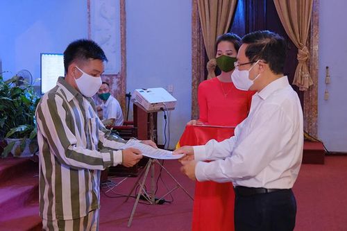 Phó Thủ tướng Phạm Bình Minh dự lễ đặc xá tại Trại giam Phú Sơn 4
