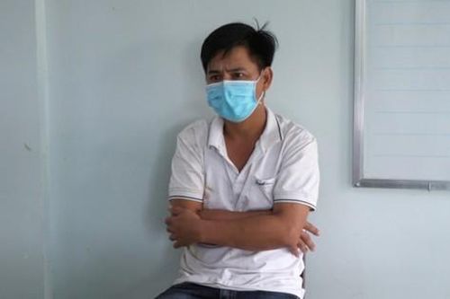Một kế toán trường học đánh công an vì không được qua chốt