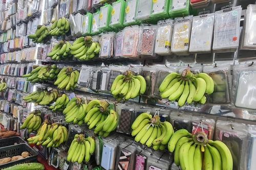 Biến cửa hàng phụ kiện điện thoại thành quầy rau giữa phố Cổ