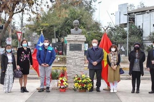 Đại sứ quán Việt Nam tại Chile dâng hoa tại tượng đài Chủ tịch Hồ Chí Minh nhân dịp Quốc khánh 2/9