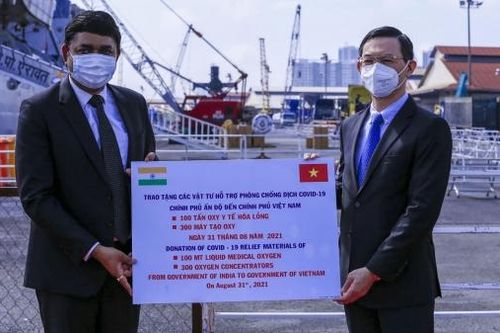 Tiếp nhận trang thiết bị y tế phòng chống dịch Covid-19 do Chính phủ Ấn Độ gửi tặng Việt Nam