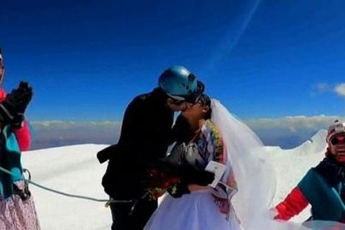 Cặp đôi đưa nhau lên đỉnh núi 6.400m để... kết hôn