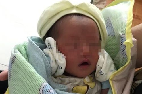 Bé gái 2 ngày tuổi bị bỏ trước cửa nhà dân cùng lời xin lỗi của người mẹ