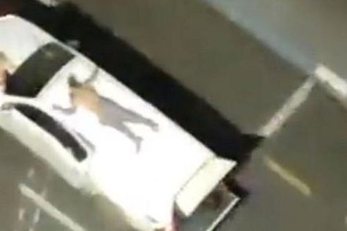 Băng đảng Brazil cướp ngân hàng, trói con tin trên nóc xe hơi để ngăn cảnh sát nổ súng