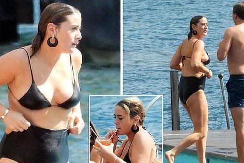 Cháu gái Tổng thống Mỹ Biden 'thả dáng' với bikini, âu yếm bạn trai ở Ý