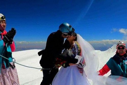 Đám cưới trên đỉnh núi cao 6.400m