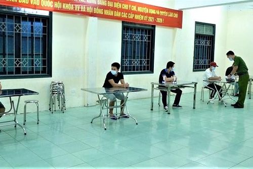 6 thợ xây thuê xe ô tô 'vượt chốt' về quê vì không còn tiền ở lại Hà Nội