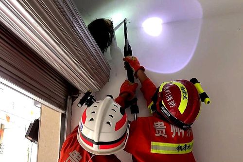 Giải cứu bé gái mắc kẹt đầu trên trần nhà như phim kinh dị