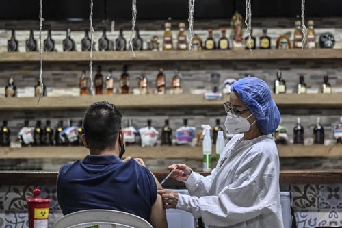 Dịch COVID-19: WHO theo dõi biến thể mới có khả năng kháng vaccine