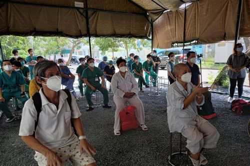 Nhóm bệnh nhân đầu tiên xuất viện ở Trung tâm hồi sức của BV Bạch Mai