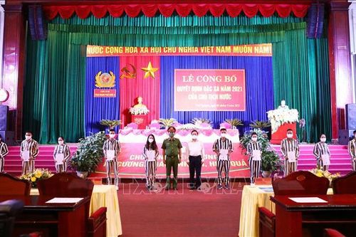 Phó Thủ tướng Phạm Bình Minh dự Lễ công bố quyết định đặc xá tại Trại giam Phú Sơn 4