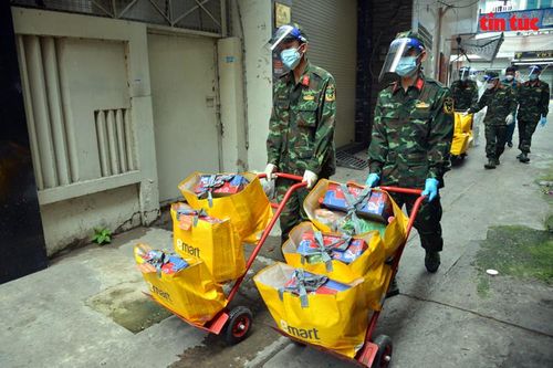 TP Hồ Chí Minh: Hàng trăm túi quà đến với các gia đình gặp khó khăn