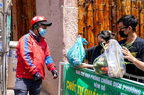 TP Hồ Chí Minh: Shipper đi chợ hộ đã tăng tốc độ giao hàng