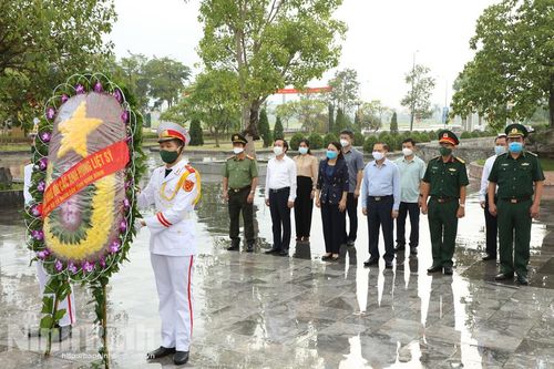 Các đồng chí lãnh đạo tỉnh dâng hương nhân kỷ niệm 76 năm Cách mạng tháng Tám và Quốc khánh 2/9