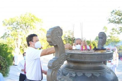 Chính trị - Xã hội Theo dòng thời sự Lãnh đạo tỉnh, TP. Huế dâng hương, đặt vòng hoa tại Nghĩa trang Liệt sĩ thành phố