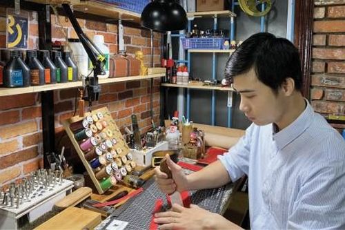 Đời sống Hoàng Anh Tuấn & niềm đam mê với đồ da handmade