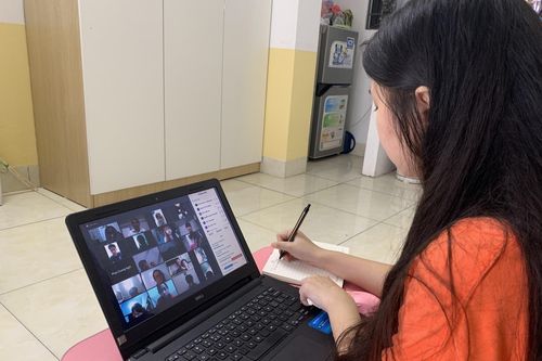 Phụ huynh nháo nhào mua cho con học online, thị trường máy tính lên cơn sốt