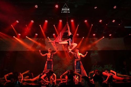 Hỗ trợ nghệ sĩ mùa COVID-19: Người nhận bị chỉ trích, người cần lại tủi thân