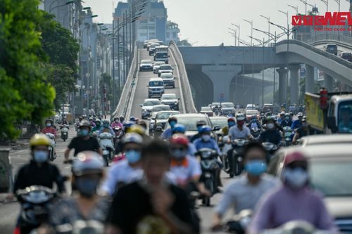Cuối đợt giãn cách, người Hà Nội vẫn nườm nượp ra đường giờ cao điểm