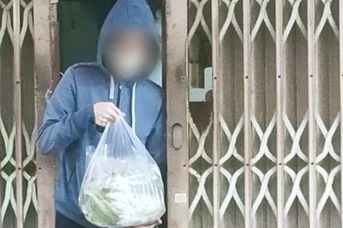 TP.HCM: Nữ sinh viên ăn cơm với nước mắm vì thiếu thực phẩm, lên mạng đặt 'đi chợ hộ' thì bị lừa cả triệu đồng