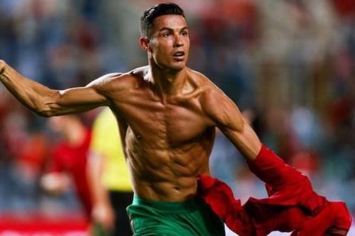 Ronaldo lần đầu sút hỏng penalty sau 3 năm, bị che mờ bởi thống kê đáng nể