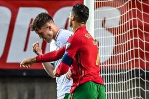 Ronaldo tát đối thủ trước khi đá penalty