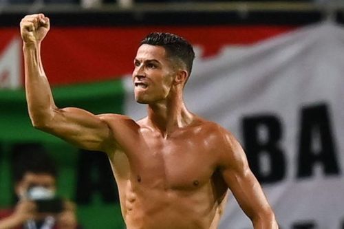 Ronaldo bị treo giò vì màn ăn mừng cởi áo