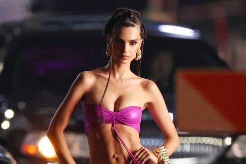 Emily Ratajkowski diễn thời trang sau khi sinh con