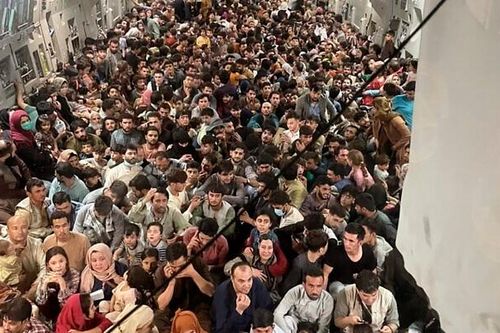 Chuyến bay cuối cùng đã rời Kabul nhưng 15.000 người vẫn đang mắc kẹt