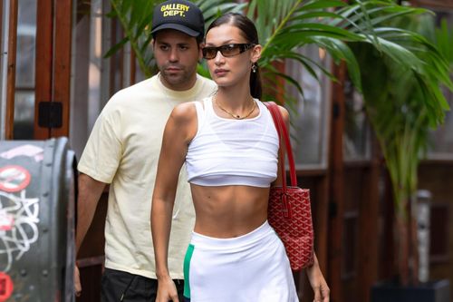 Bella Hadid khoe eo thon