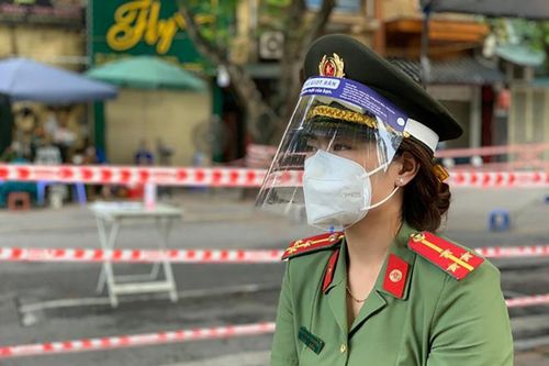 Chuyện về những 'bông hồng thép' nơi tuyến đầu chống dịch