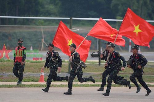 Việt Nam và Nga tranh tài trong chặng đua 'Về đích'