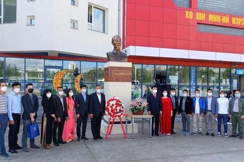 Đại sứ quán Việt Nam tại Mông Cổ tổ chức Lễ dâng hoa nhân dịp kỷ niệm lần thứ 76 Quốc khánh Việt Nam