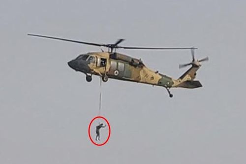 Thực hư video Taliban treo lơ lửng người trên trực thăng Black Hawk