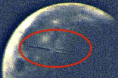 Cực nóng: Bắt được hạm đội UFO bay vèo qua Mặt Trăng?