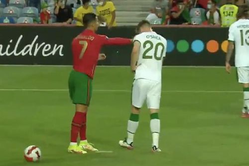 Tát cầu thủ đối phương gục xuống sân, Ronaldo vẫn… 'trắng án'