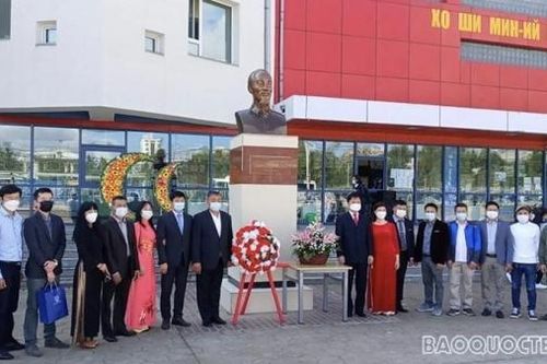 Kỷ niệm 76 năm Quốc khánh: Đại sứ quán Việt Nam dâng hoa tại tượng đài Chủ tịch Hồ Chí Minh ở Mông Cổ