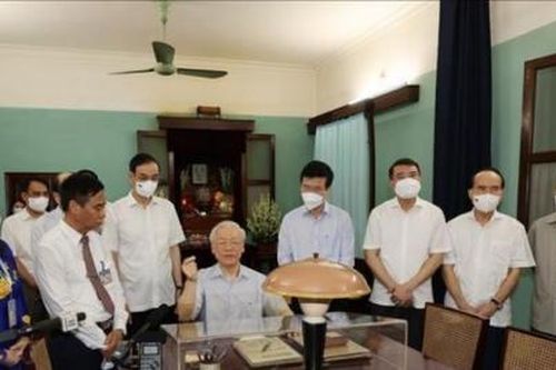 Tổng Bí thư Nguyễn Phú Trọng dâng hương tưởng niệm Chủ tịch Hồ Chí Minh