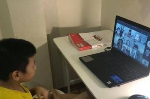 Trẻ lớp 1 học online, lắm nỗi bi hài!