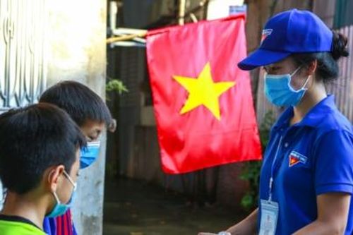 Theo chân đội 'Shipper áo xanh' chuyển sách giáo khoa đến tận tay học sinh trong ngày Tết Độc Lập