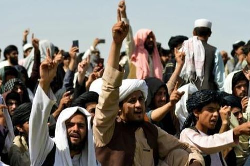 Taliban tổ chức diễu hành khoe khí tài
